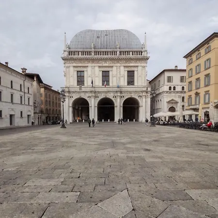 Delle Mercanzie Han/Misafirhane Brescia